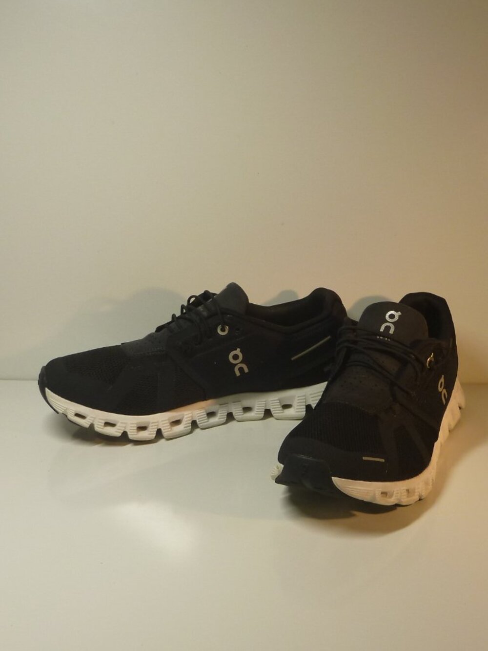 On Cloud 5 Running Shoes Black White Women's Size 8.5